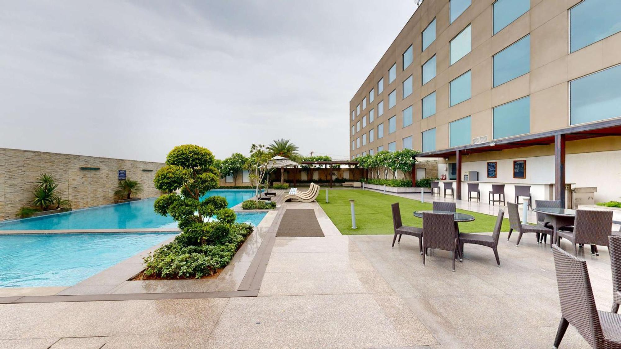Hotel Radisson Blu Faridabad Exterior foto