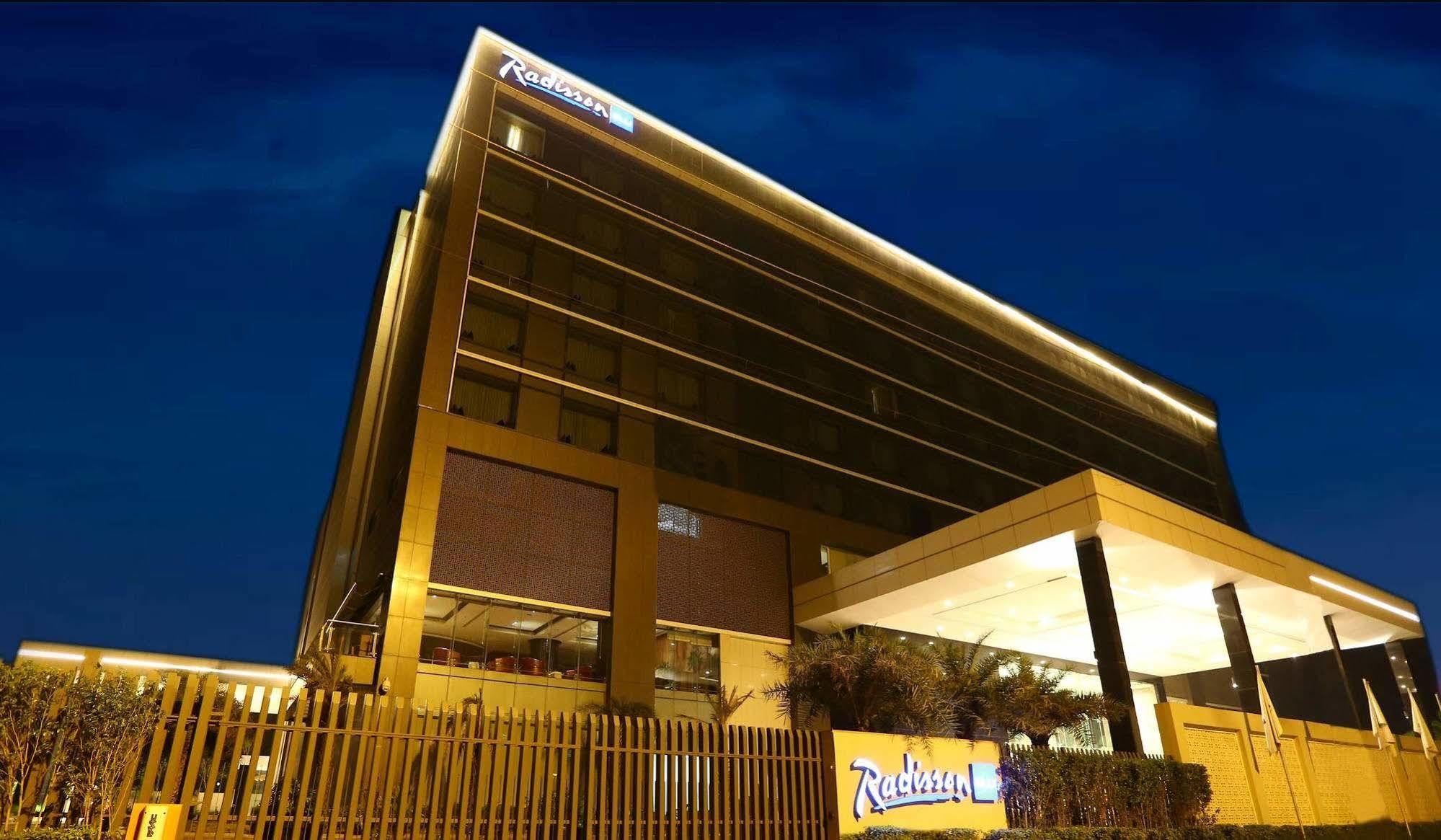 Hotel Radisson Blu Faridabad Exterior foto